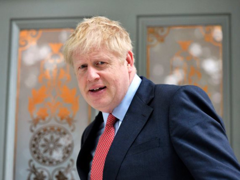 الحكومة البريطانية تسمح بفتح متاجر التجزئة وتخفف من قيود مكافحة فيروس كورونا