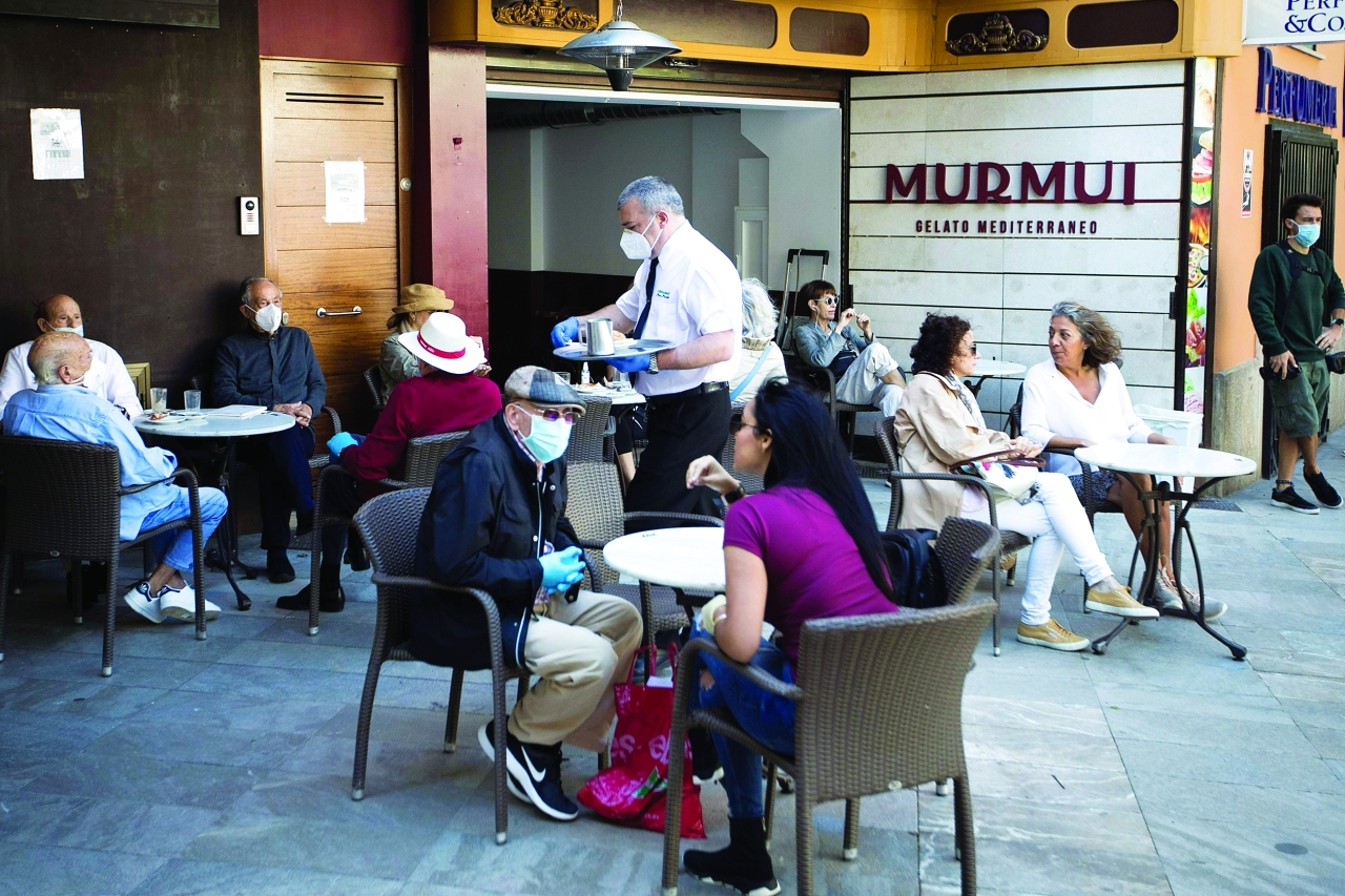 وسط تراجع إصابات كورونا.. أوروبا تواصل تخفيف إجراءات العزل