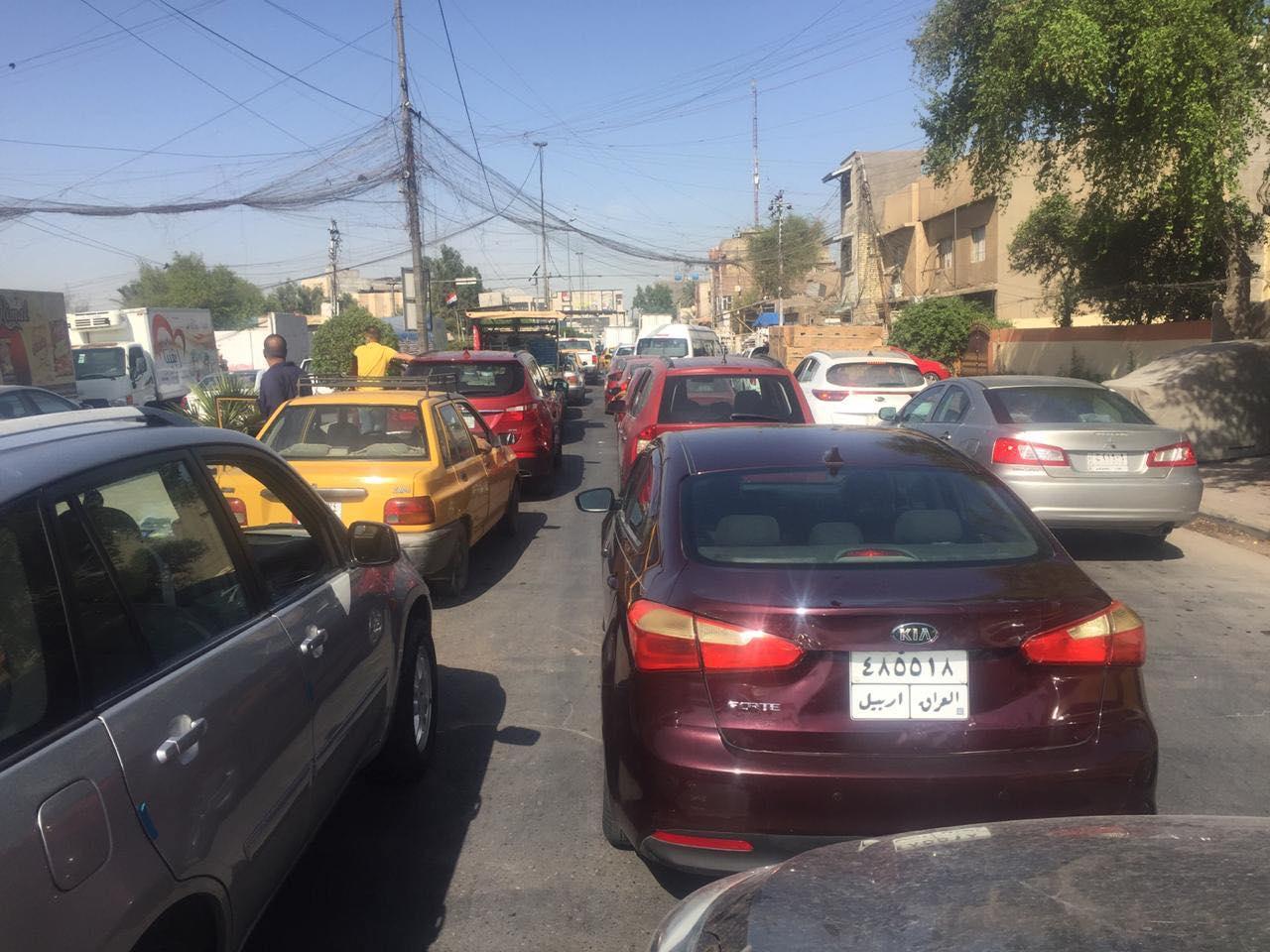 شوارع مغلقة وسيارات ’مكدسة’.. مشاهد من بغداد بعد تنفيذ إجراءات حظر التجوال