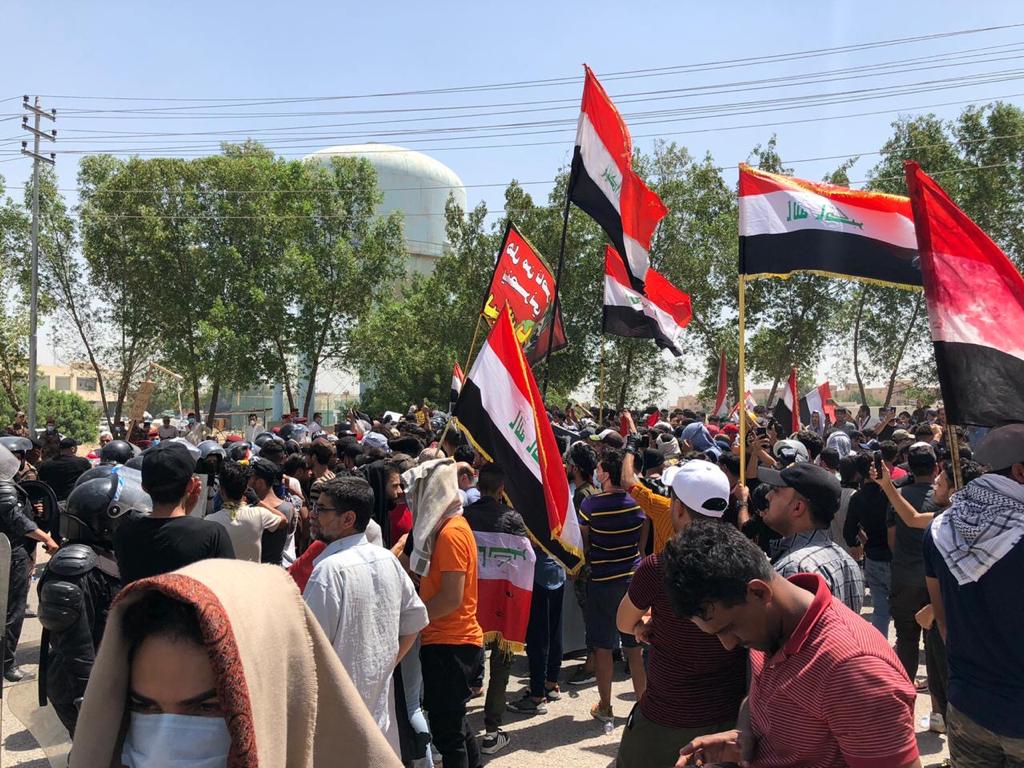 النجف.. استخدام القنابل المسيلة للدموع لتفريق المتظاهرين