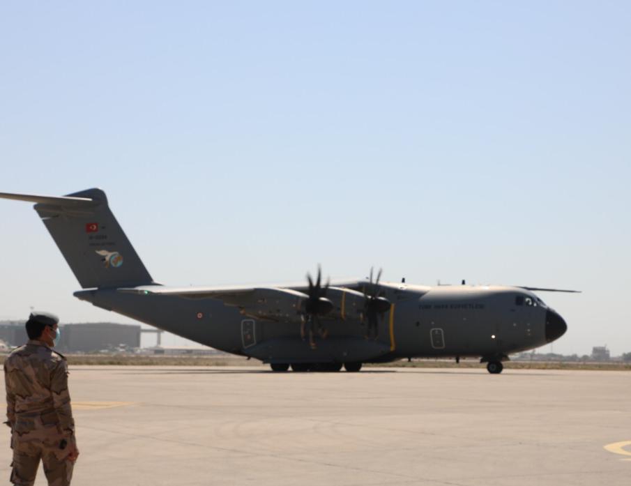 بالصور.. طائرة المساعدات التركية في بغداد.. هذا ما كان على متنها