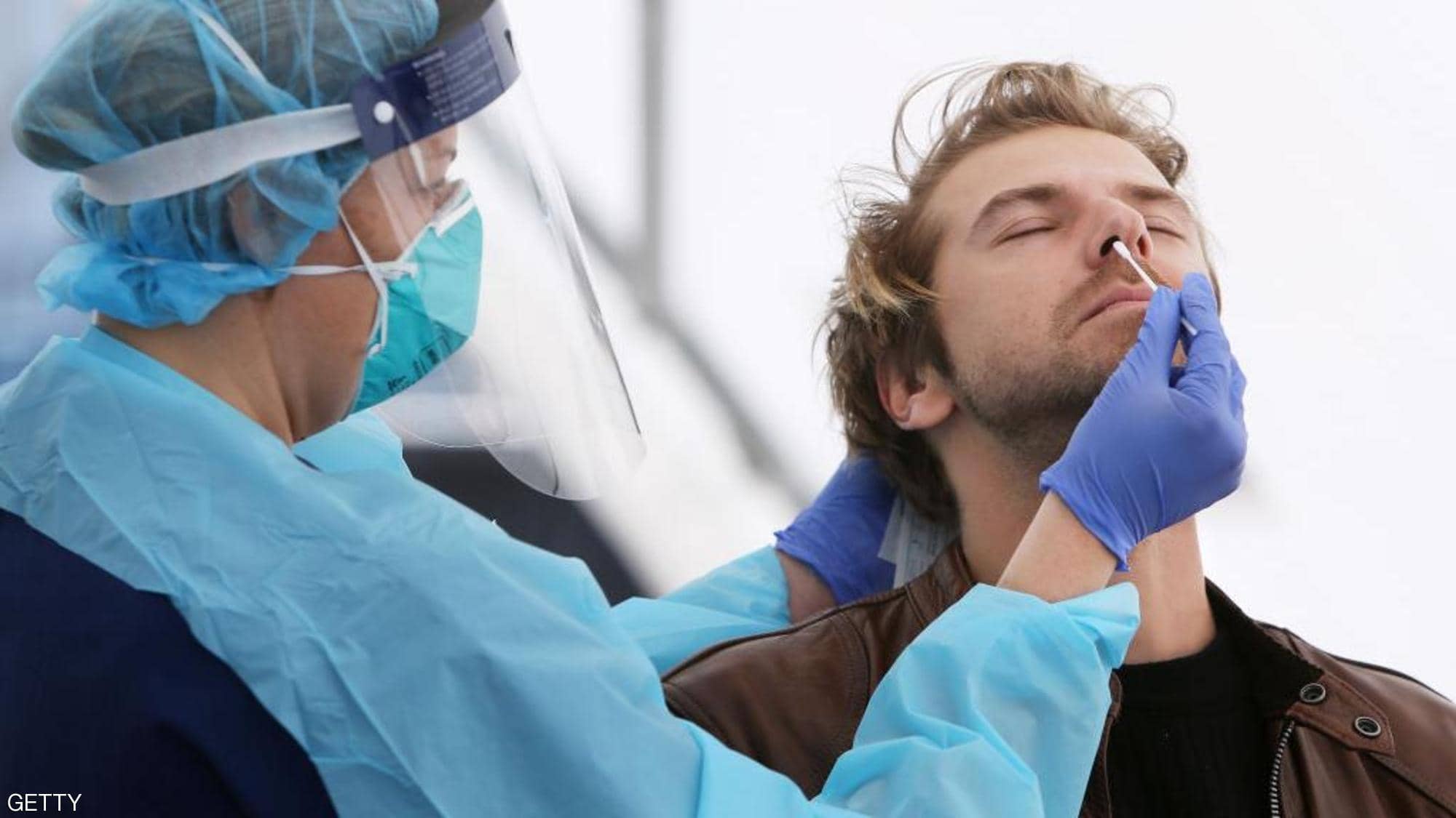 كورونا اليوم.. الوفيات تتجاوز 900 ألف عالميا وشركة أدوية عملاقة تعلّق اختبار لقاح