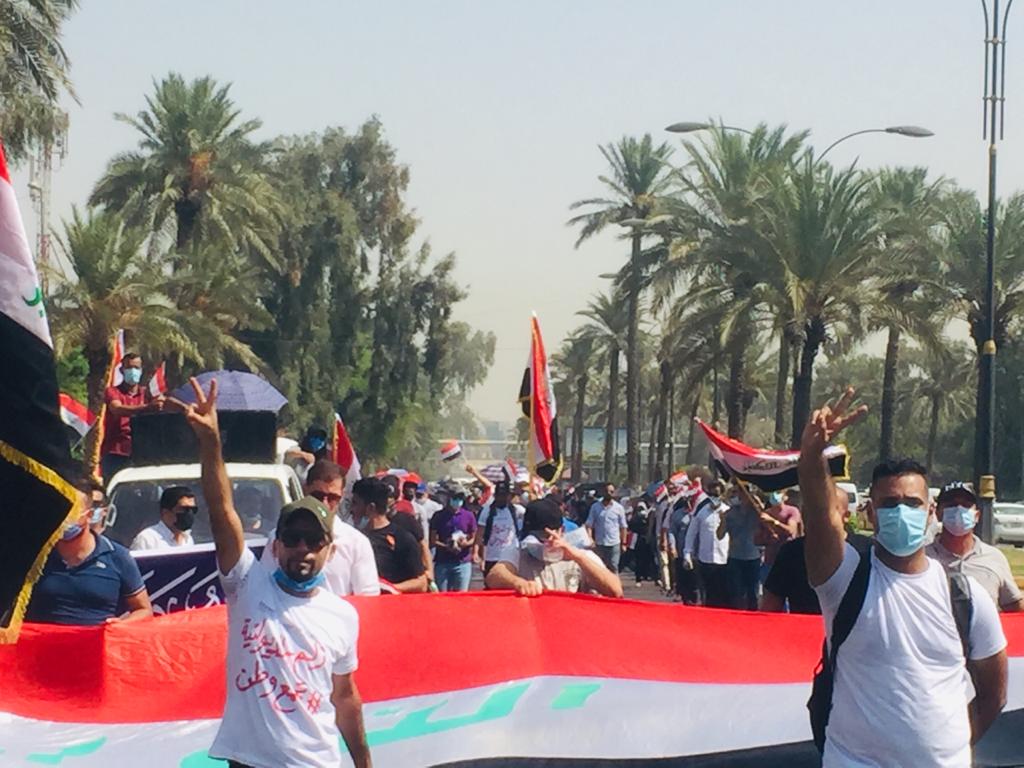أصحاب الشهادات العليا يتظاهرون مجددا ويقطعون ساحة معرض بغداد (صور)