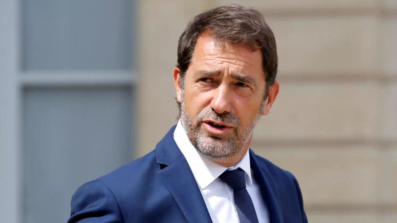 وزير الداخلية الفرنسي: نحن في حالة حرب والهجمات محتملة في أي مكان على أراضينا