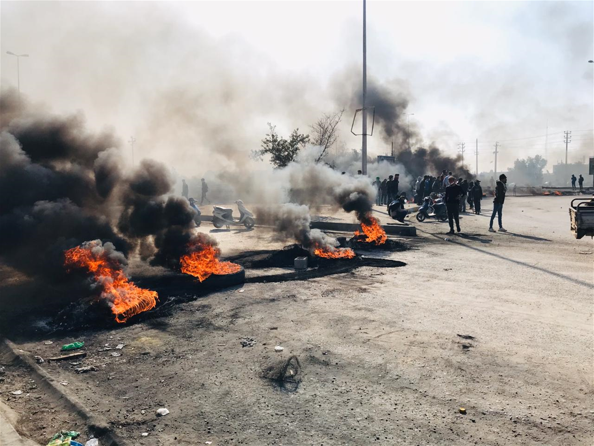 الأهالي يقطعون الطريق المؤدي الى قاعدة الامام علي بالناصرية