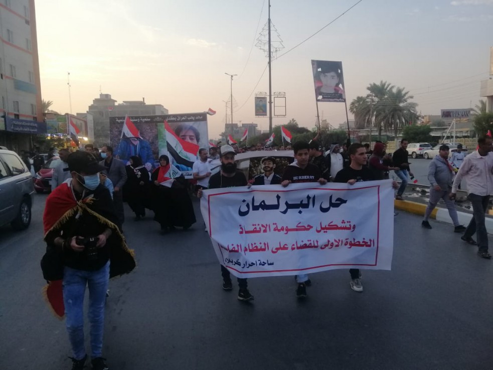 متظاهرون بكربلاء يطالبون بحل البرلمان وصدامات في البصرة