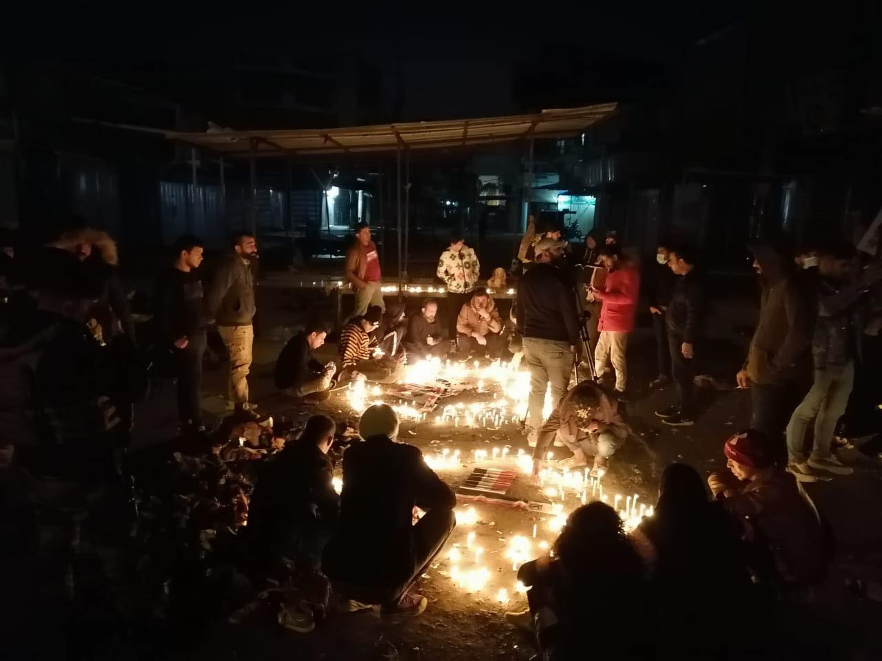 العراقيون يوقدون الشموع في موقع انفجار ساحة الطيران