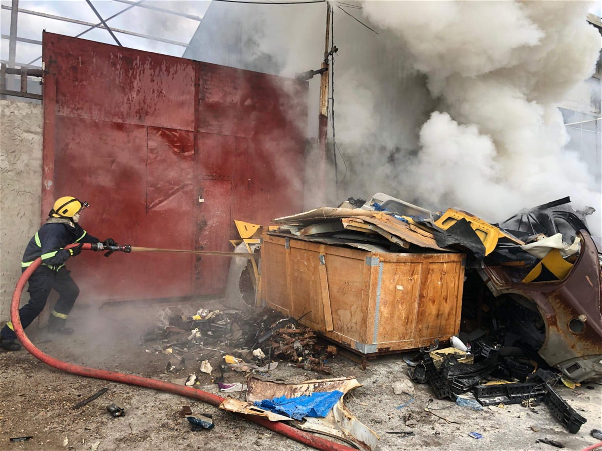 فرق الدفاع المدني تخمد حريقاً في سوق شعبي جنوبي بغداد