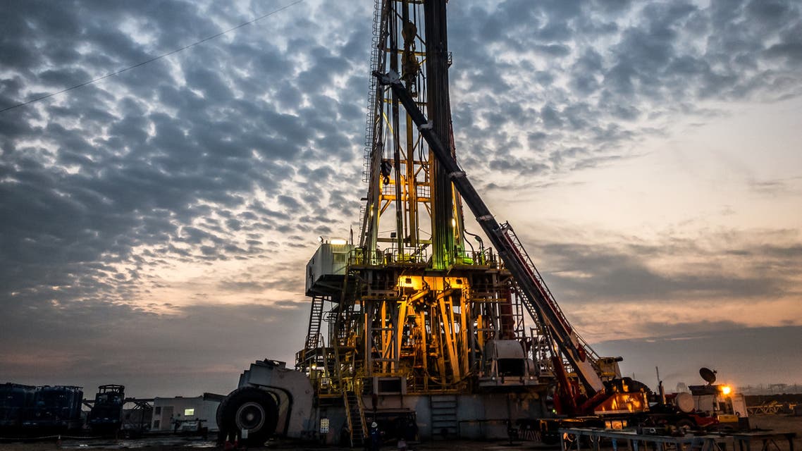 النفط يواصل تراجعه بعد زيادة حادة في مخزونات النفط الأميركية