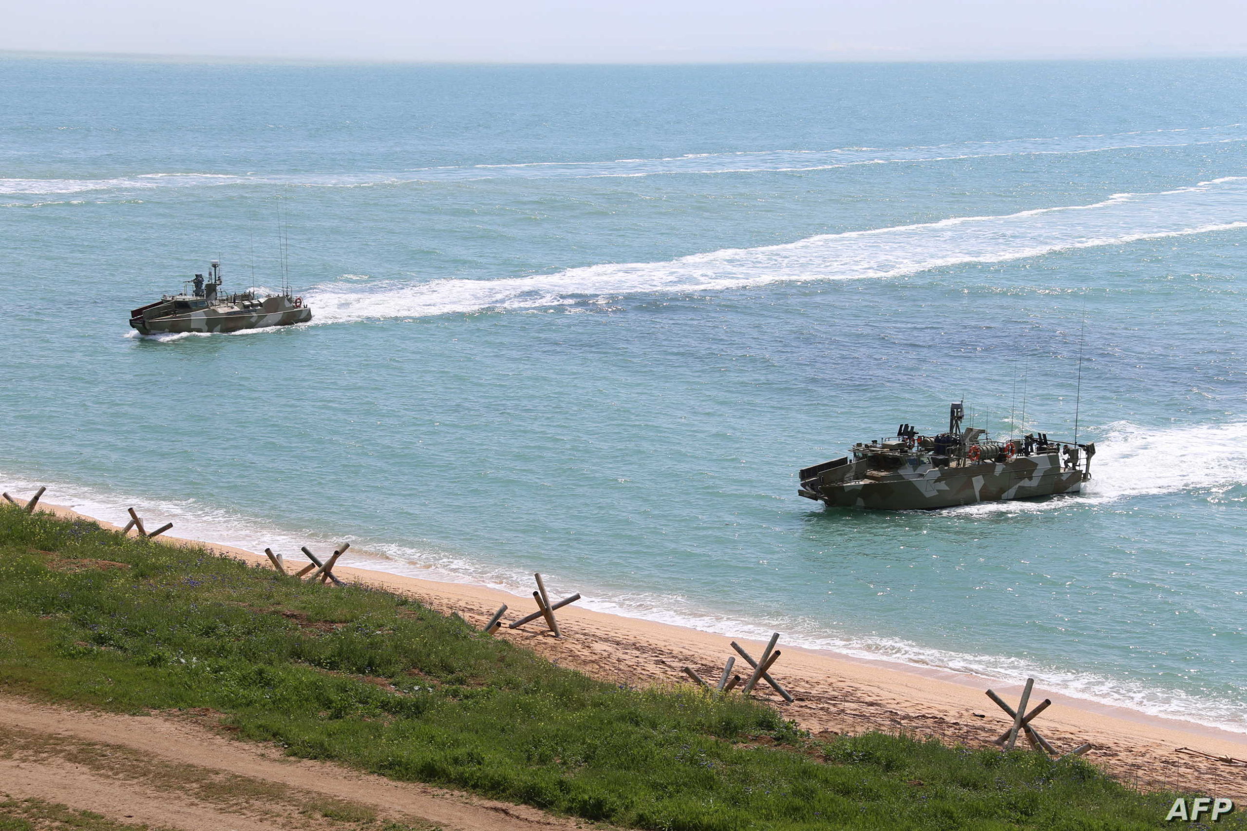 بعد أسابيع من التوتر.. روسيا تبدأ سحب قواتها من المناطق الحدودية مع أوكرانيا