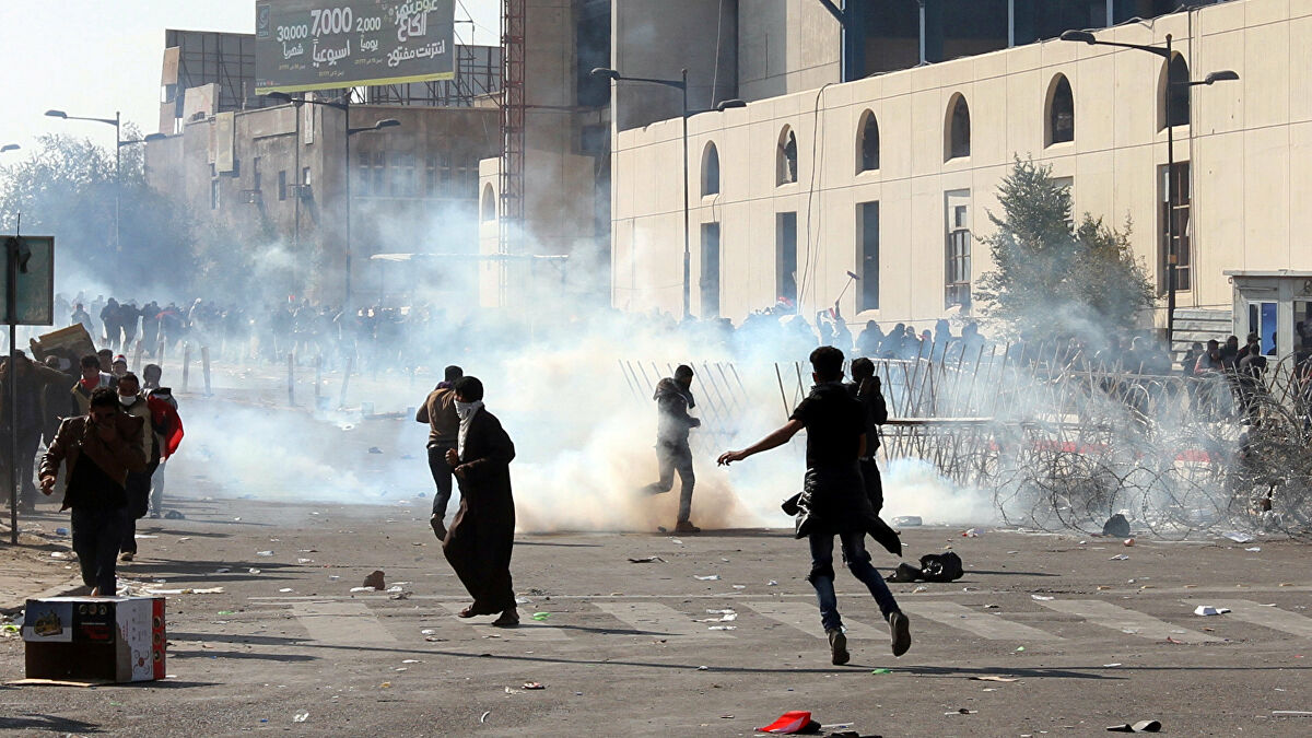 قوات الشغب تفرق المتظاهرين في منطقة الجادرية وسط بغداد