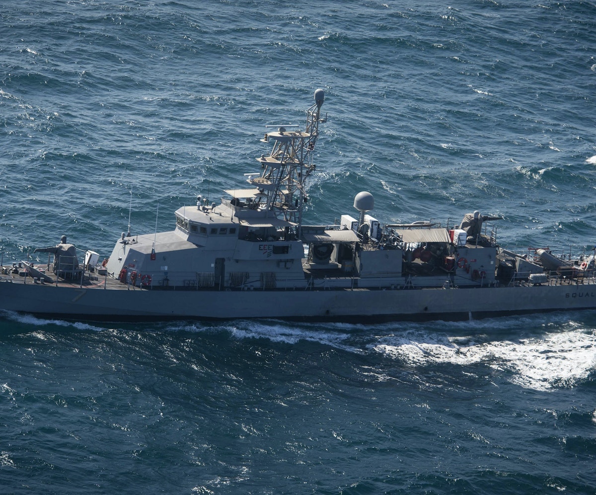 البحرية الأميركية تطلق أعيرة تحذيرية بعد اقتراب زوارق إيرانية منها