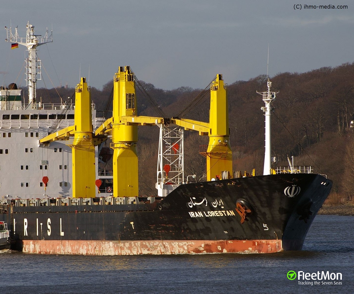 استهداف سفينة إيرانية بألغام لاصقة في البحر الأحمر