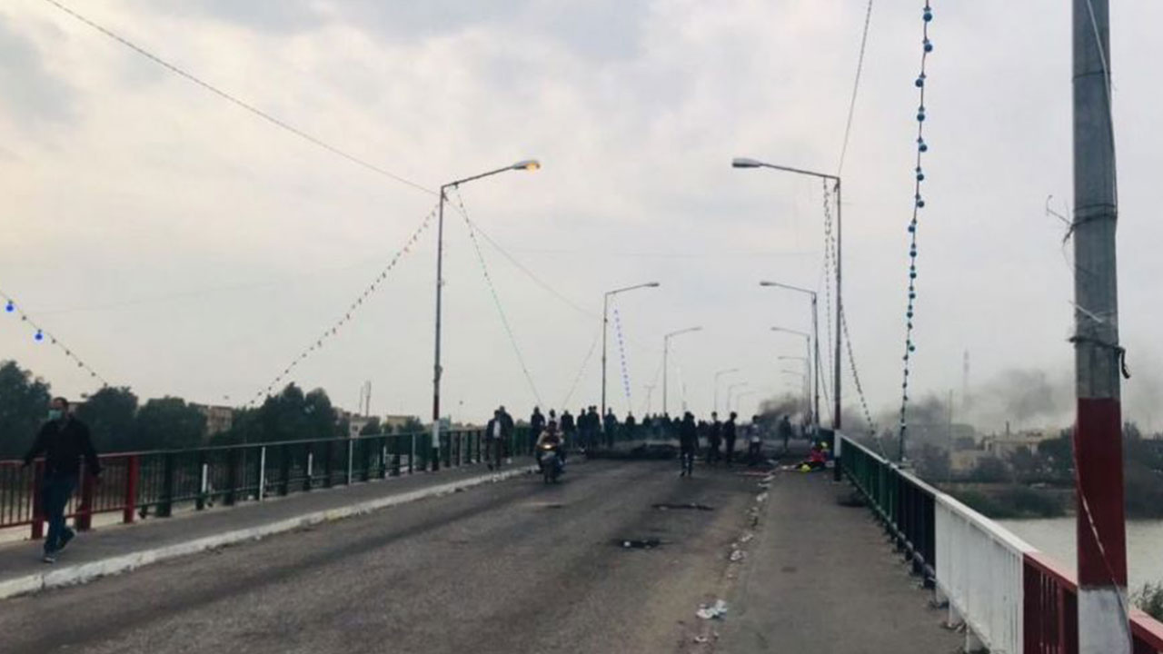 للمطالبة بالتعيين.. مئات الخريجين يغلقون 3 جسور حيوية في الناصرية