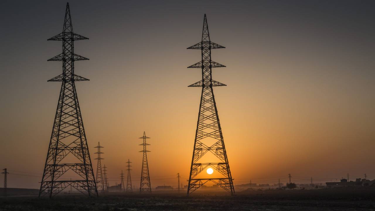 الكهرباء: الربط مع الخليج والأردن لن يغني عن شراء الطاقة من إيران