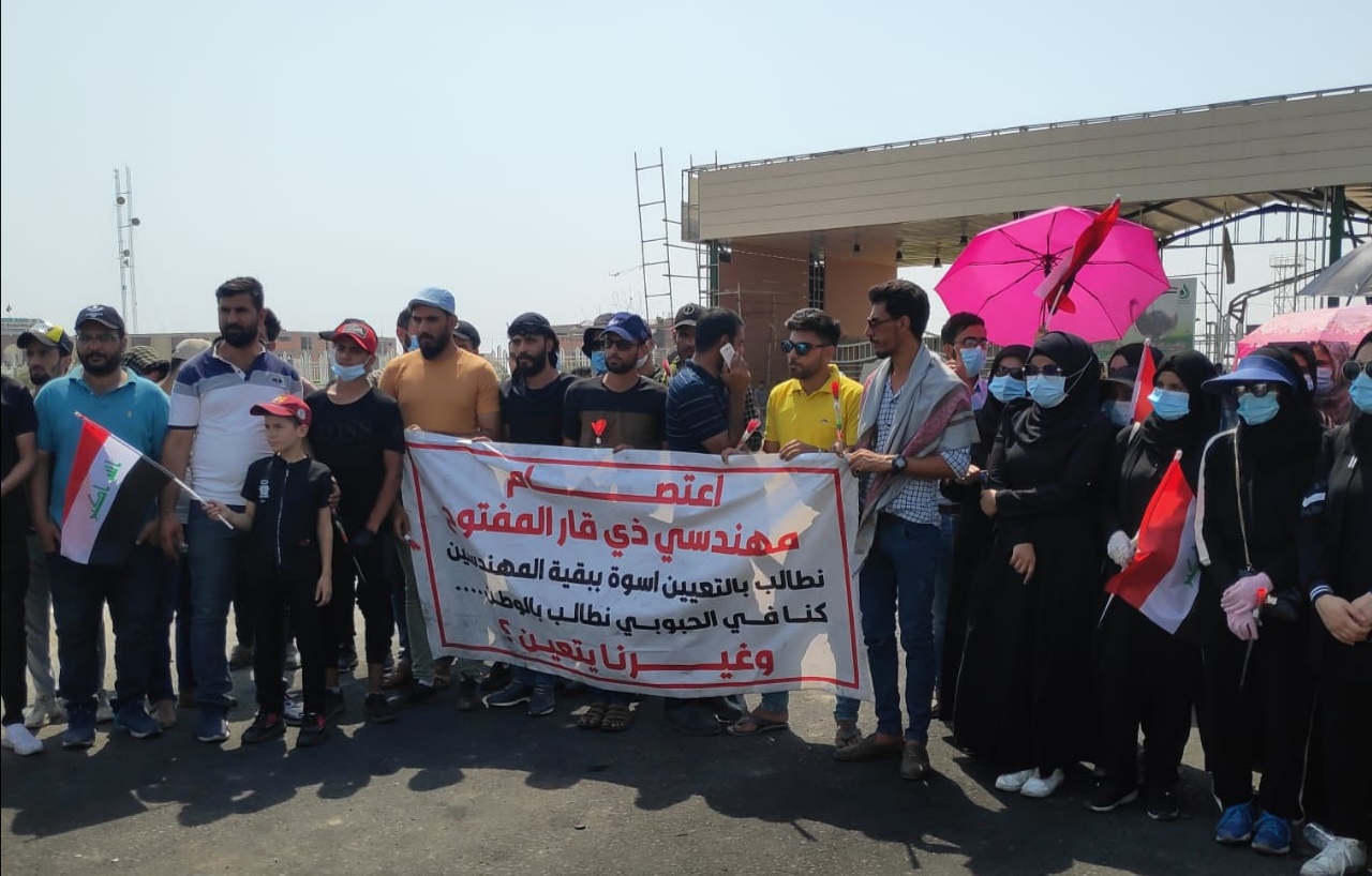 استمرار الاعتصام أمام المؤسسات النفطية وتعزيزات أمنية تصل مستودع ذي قار (صور)