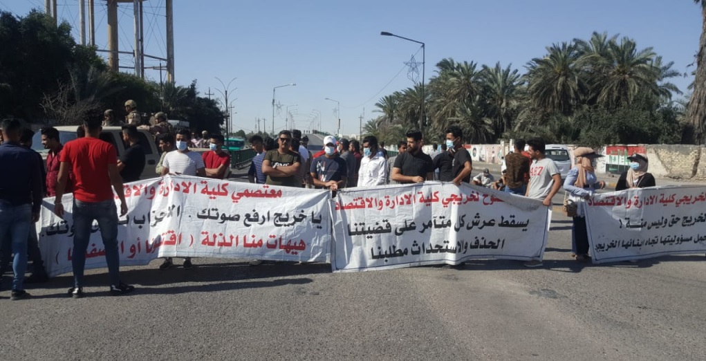 خريجو الإدارة والاقتصاد يقطعون جسرا حيويا وسط ذي قار للمطالبة بالتعيين