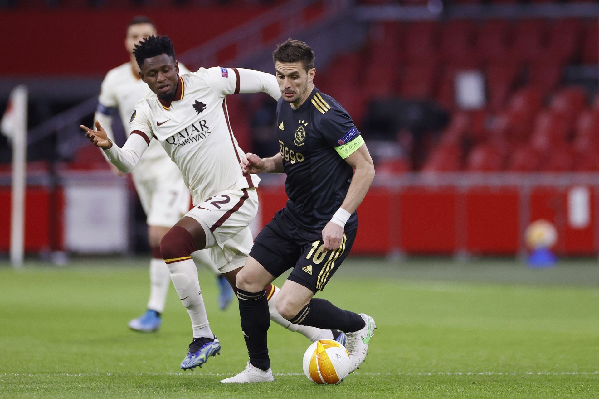 روما يحقق فوزا مثيرا على أياكس في الدوري الأوروبي