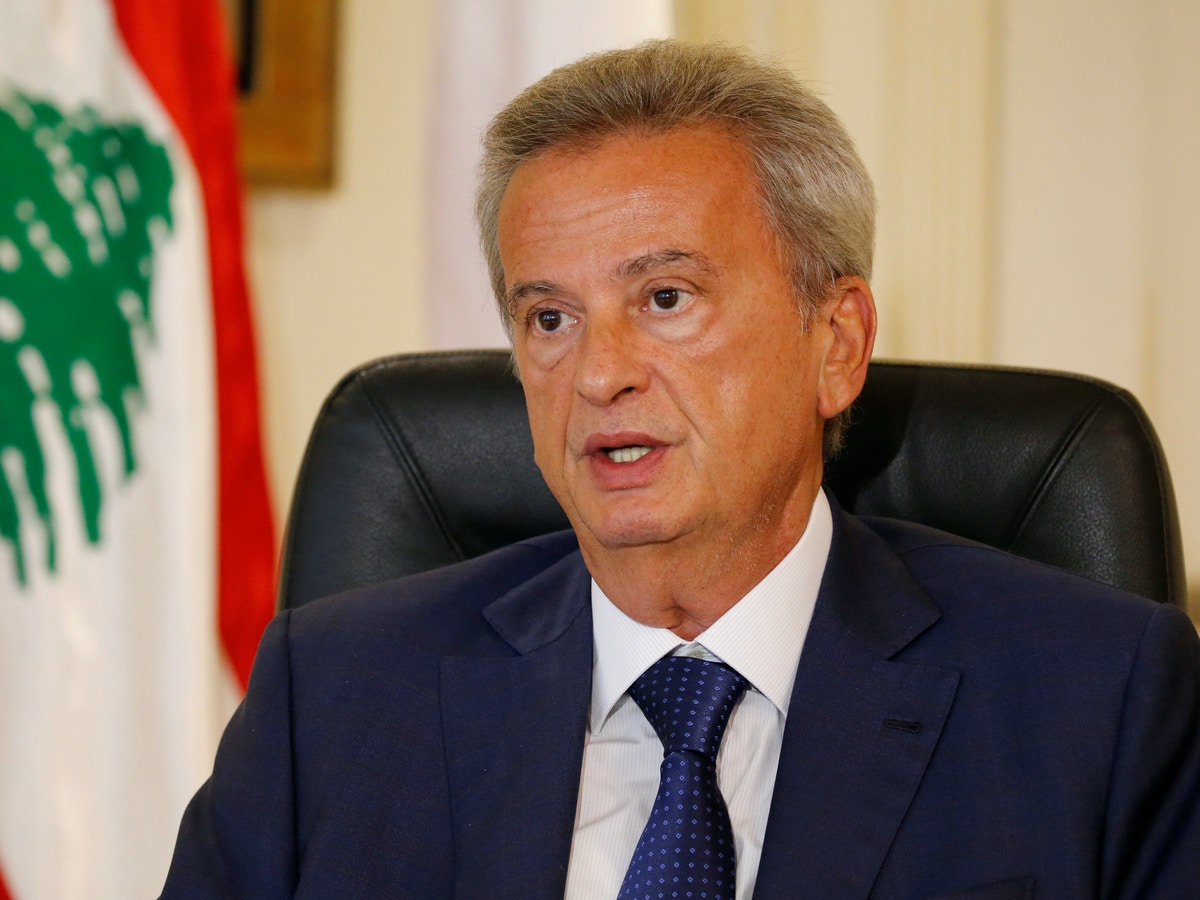 “رويترز”: فتح تحقيق بحق حاكم “المركزي” اللبناني وإغلاق مكاتب شقيقه بالشمع الأحمر