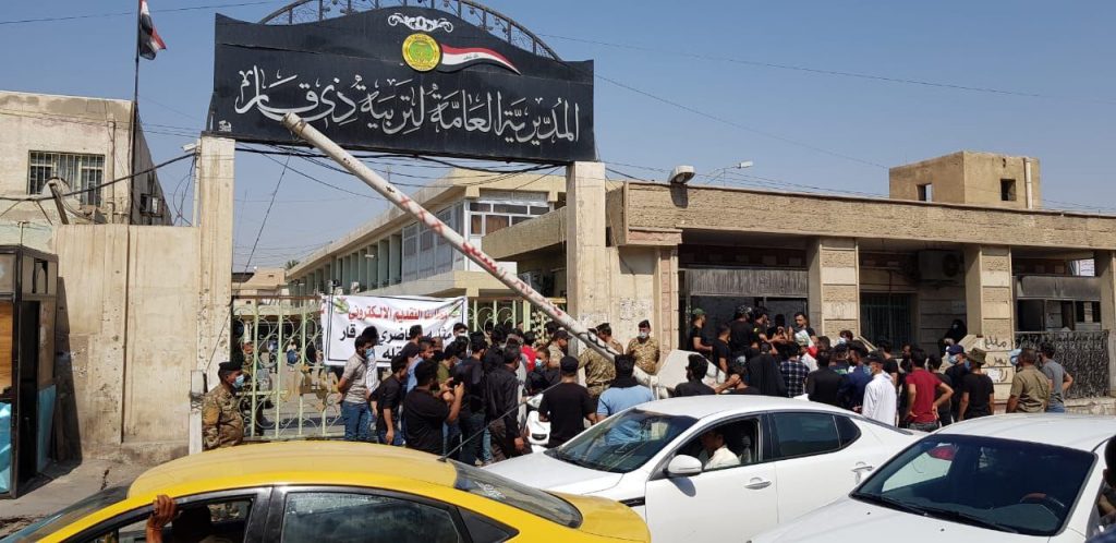 محاضرو ذي قار يواصلون الاعتصام وإغلاق مديرية التربية للمطالبة بالتثبيت