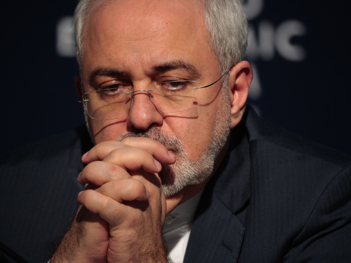 تسريب ظريف يُقيل مستشار روحاني.. ويمنع 15 شخصا من السفر