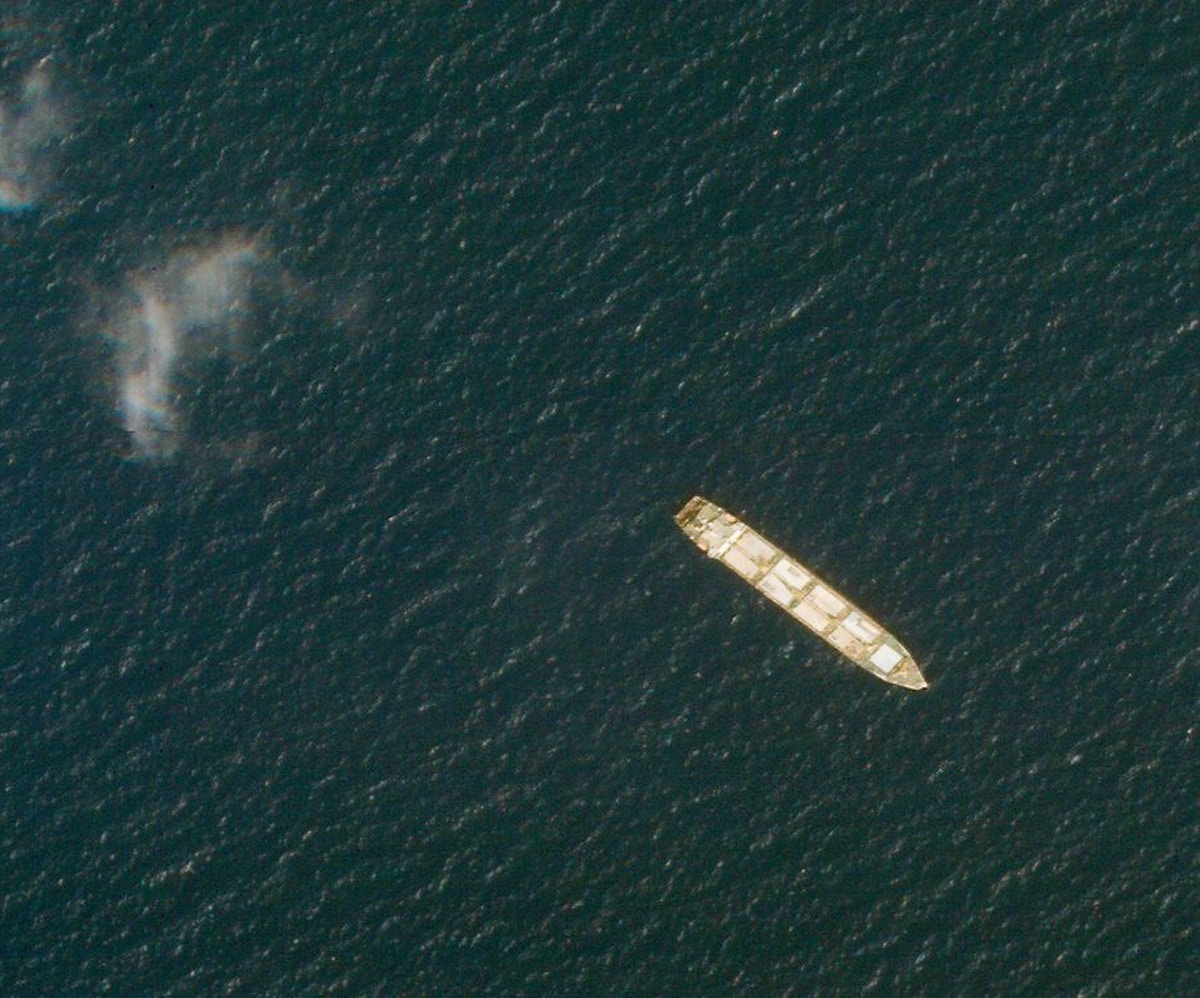 إيران تؤكد تعرض سفينتها ساويز لهجوم في البحر الأحمر