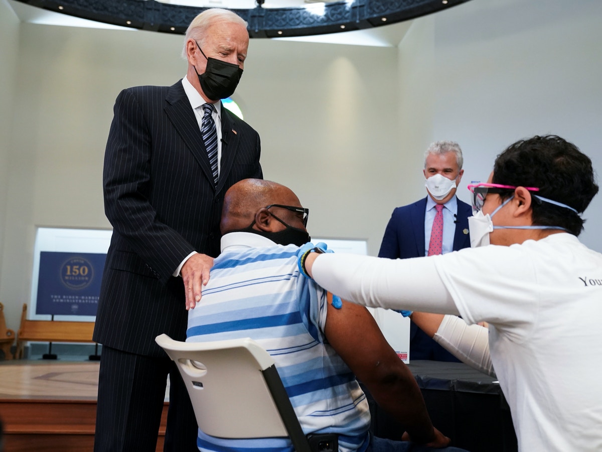 بايدن ينهي سياسة “الأميركيين أولاً” ويقرر إرسال لقاح كورونا لدول أخرى