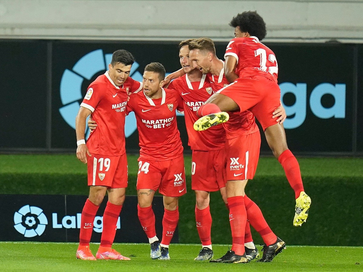 فوز مثير لإشبيلية يبقيه في المنافسة على لقب “لا ليغا”