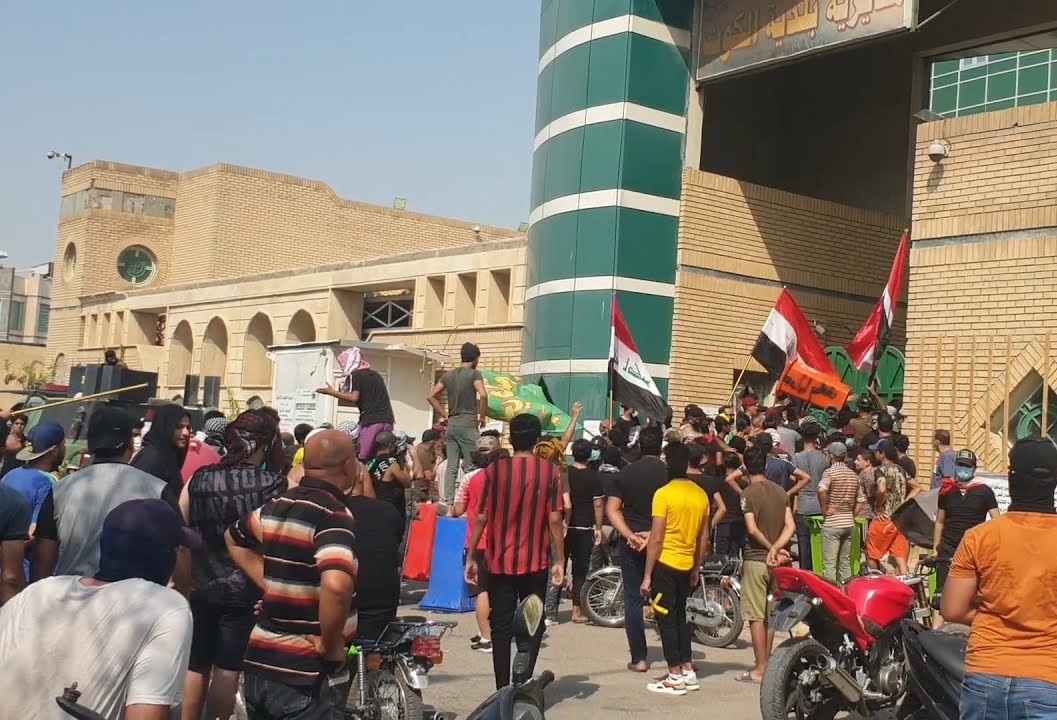 الأجراء يغلقون مبنى بلدية الكوت ويعلنون اعتصاما مفتوحا