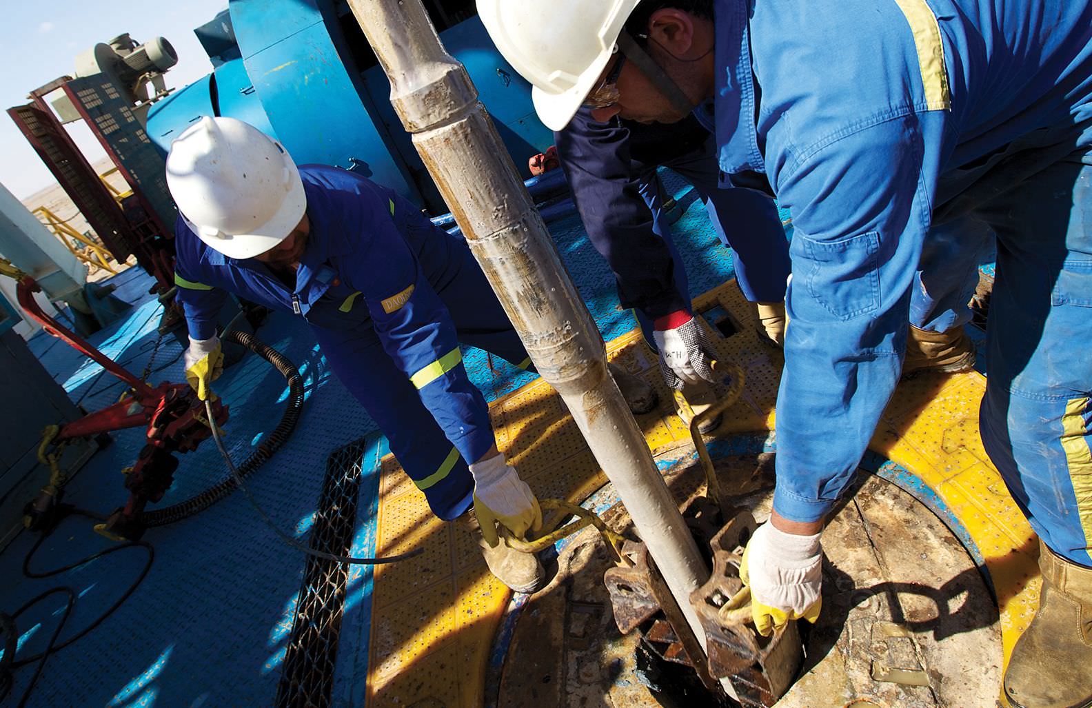 العراق يعتزم إبرام عقود لحفر 20 بئرا نفطية في ذي قار