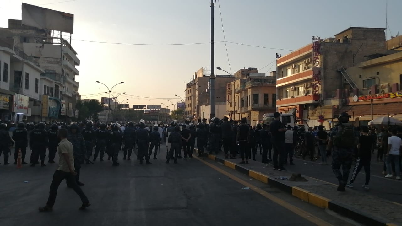 قوات مكافحة الشغب تعتدي على الثوار في ساحة التحرير