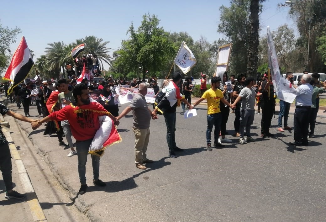 بالفيديو .. ثوار محافظة الديوانية يصلون إلى ساحة النسور