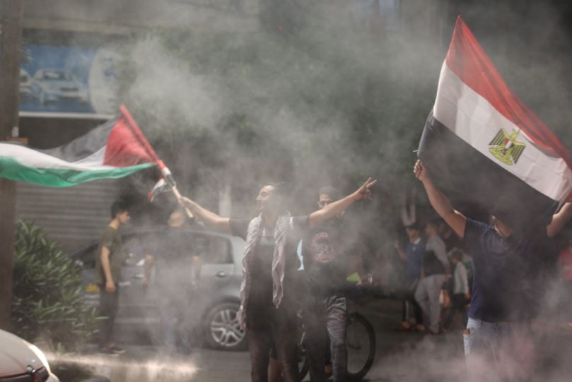 احتفالات في فلسطين بـ”وقف النار”.. وإسرائيل ترفع أغلب قيود الطوارئ