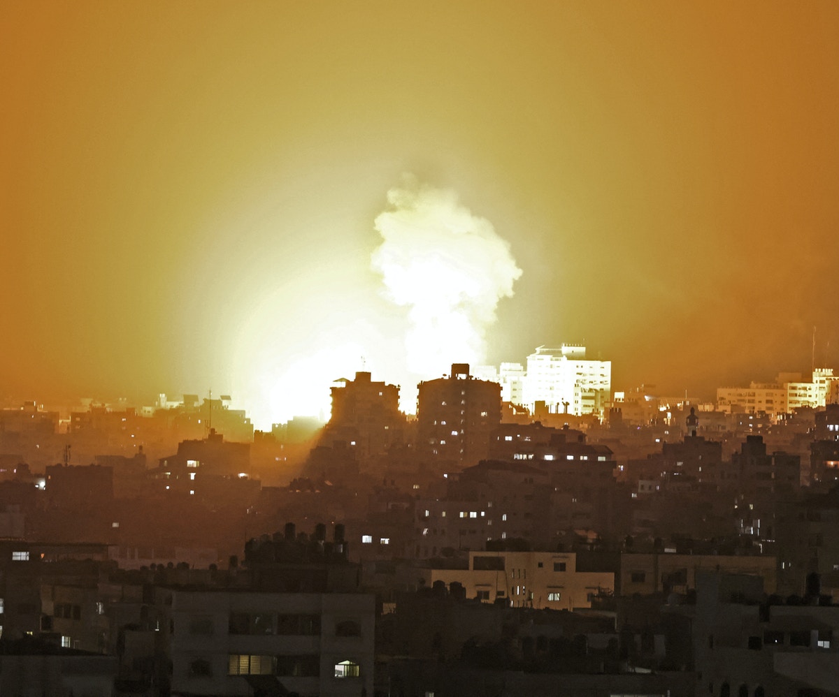 إسرائيل تكثّف ضرباتها على غزة.. وتل أبيب تحت قصف المقاومة