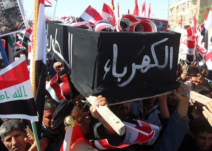 في ديالى.. عشرات المحتجين يقطعون طريقا استراتيجيا للمطالبة بتوفير الكهرباء