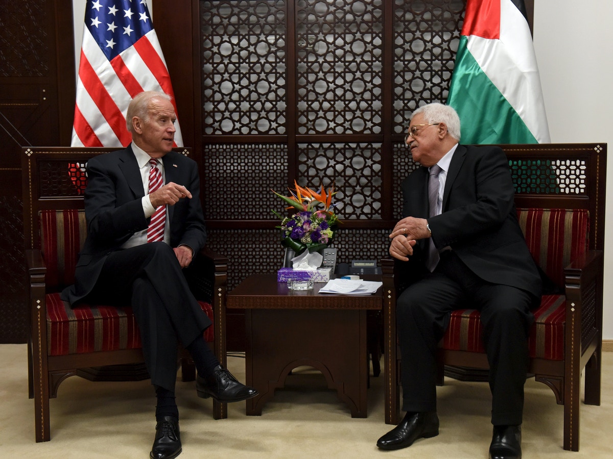 في أول اتصال بينهما.. عباس يطالب بايدن بالتدخل لوقف الاعتداءات الإسرائيلية