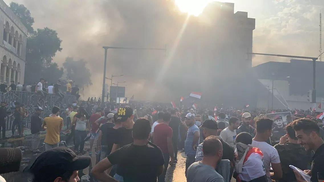 بالفيديو .. الأحداث تتصاعد في التحرير.. اطلاق الرصاص الحي لتفريق المتظاهرين