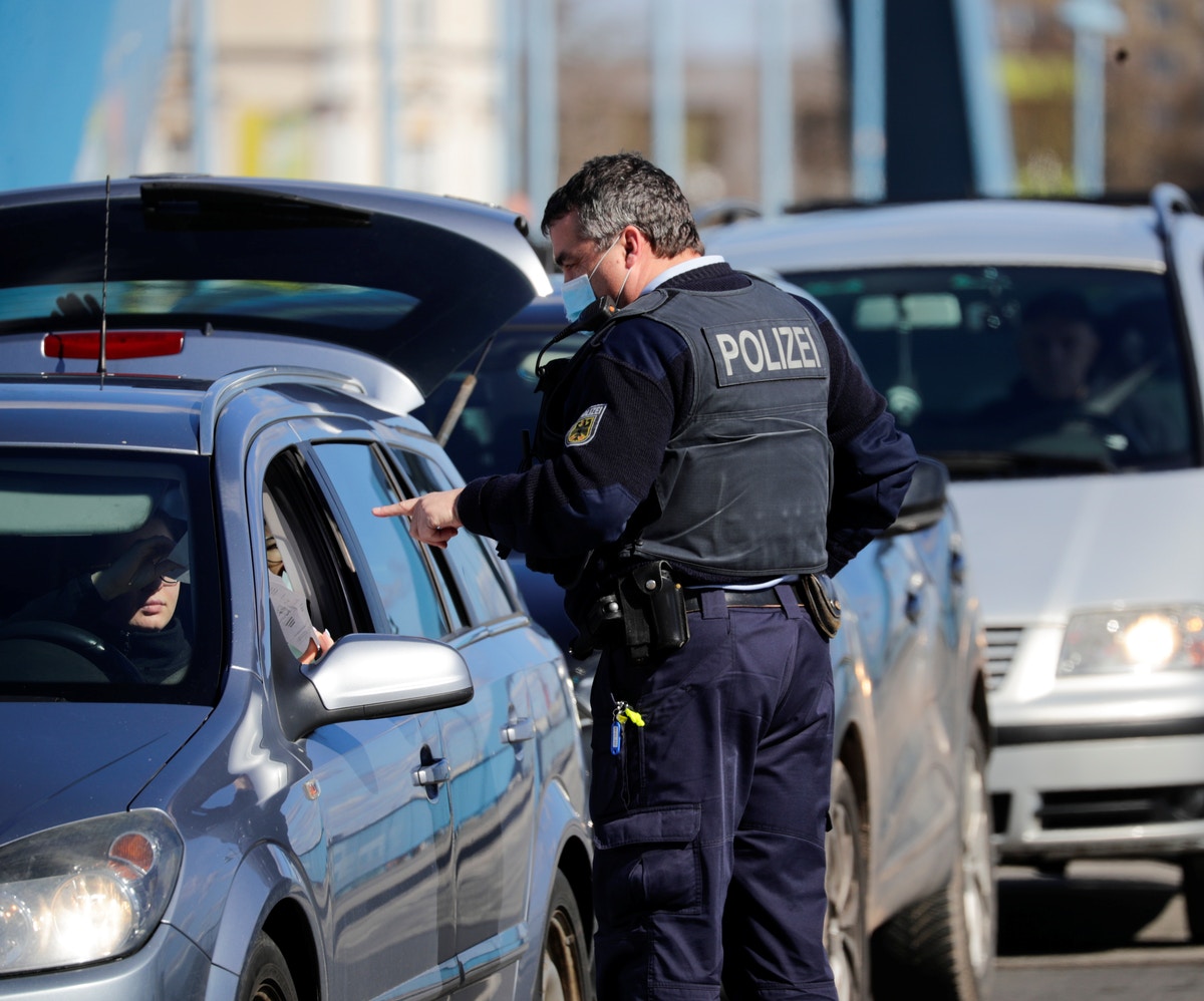 ألمانيا تحظر 3 جمعيات مرتبطة بـ”حزب الله” وتنفذ مداهمات