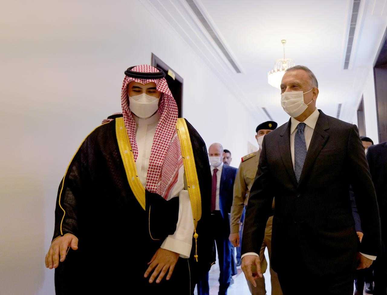 في بغداد.. الكاظمي وخالد بن سلمان يناقشان التعاون الأمني