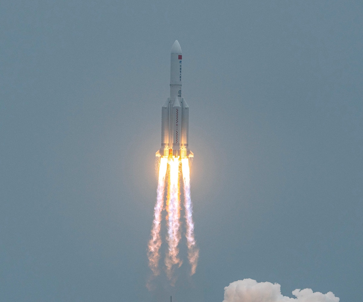 الصين تعلن تفكك حطام صاروخها “الشارد” فوق بحر العرب