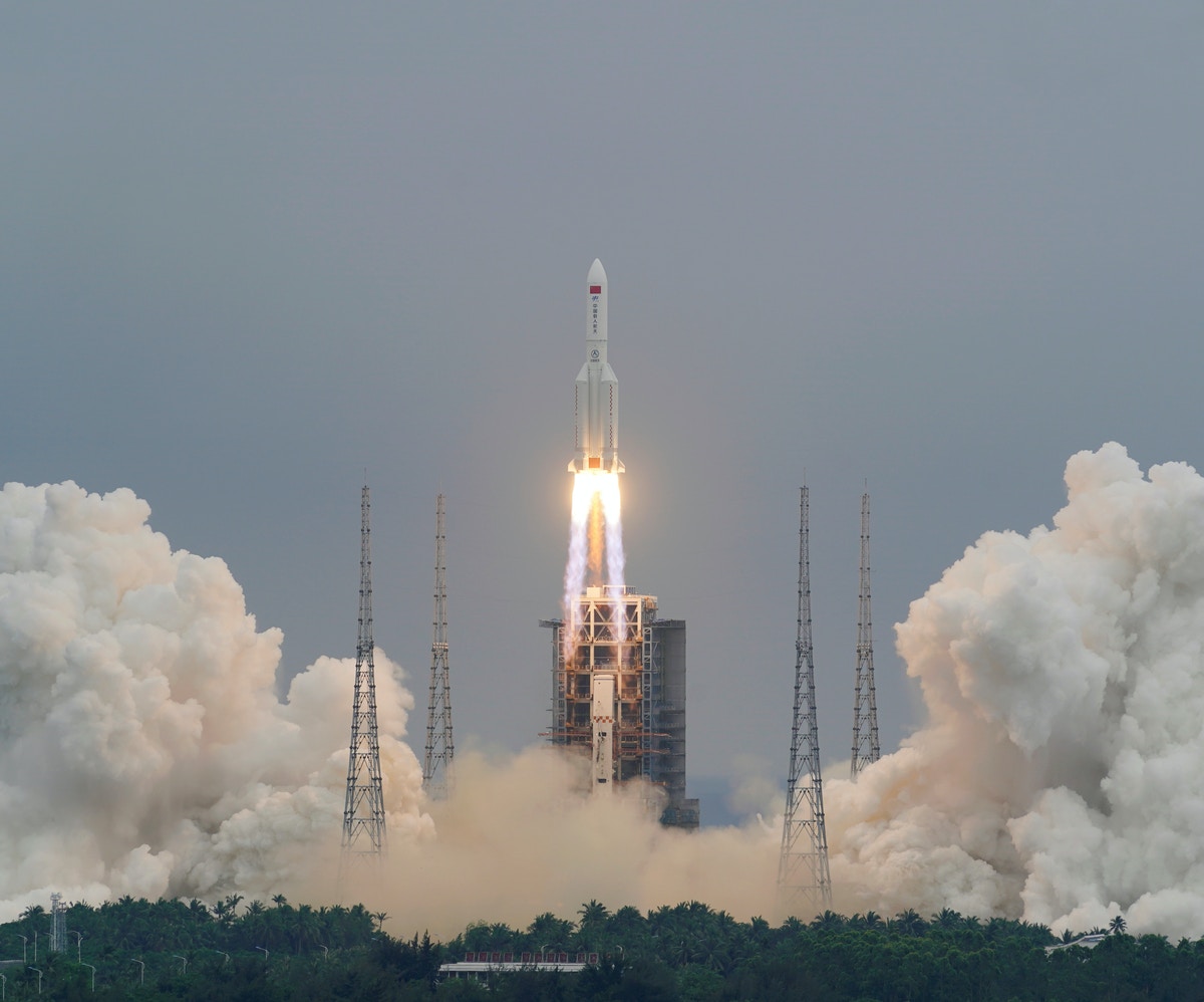 “ليست نهاية العالم”.. صاروخ فضاء صيني “خارج عن السيطرة” يثير مخاوف قبل عودته إلى الأرض