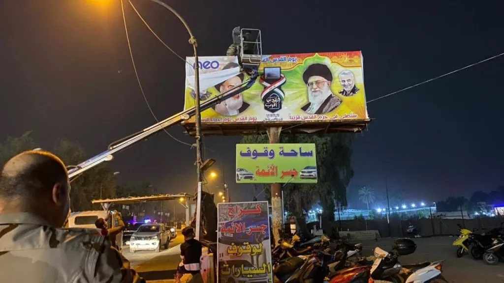 بعد ضغط شعبي.. أهالي الأعظمية يحتفلون بإزالة صور الخميني و الخامنئي من مدخل منطقتهم (فيديو)