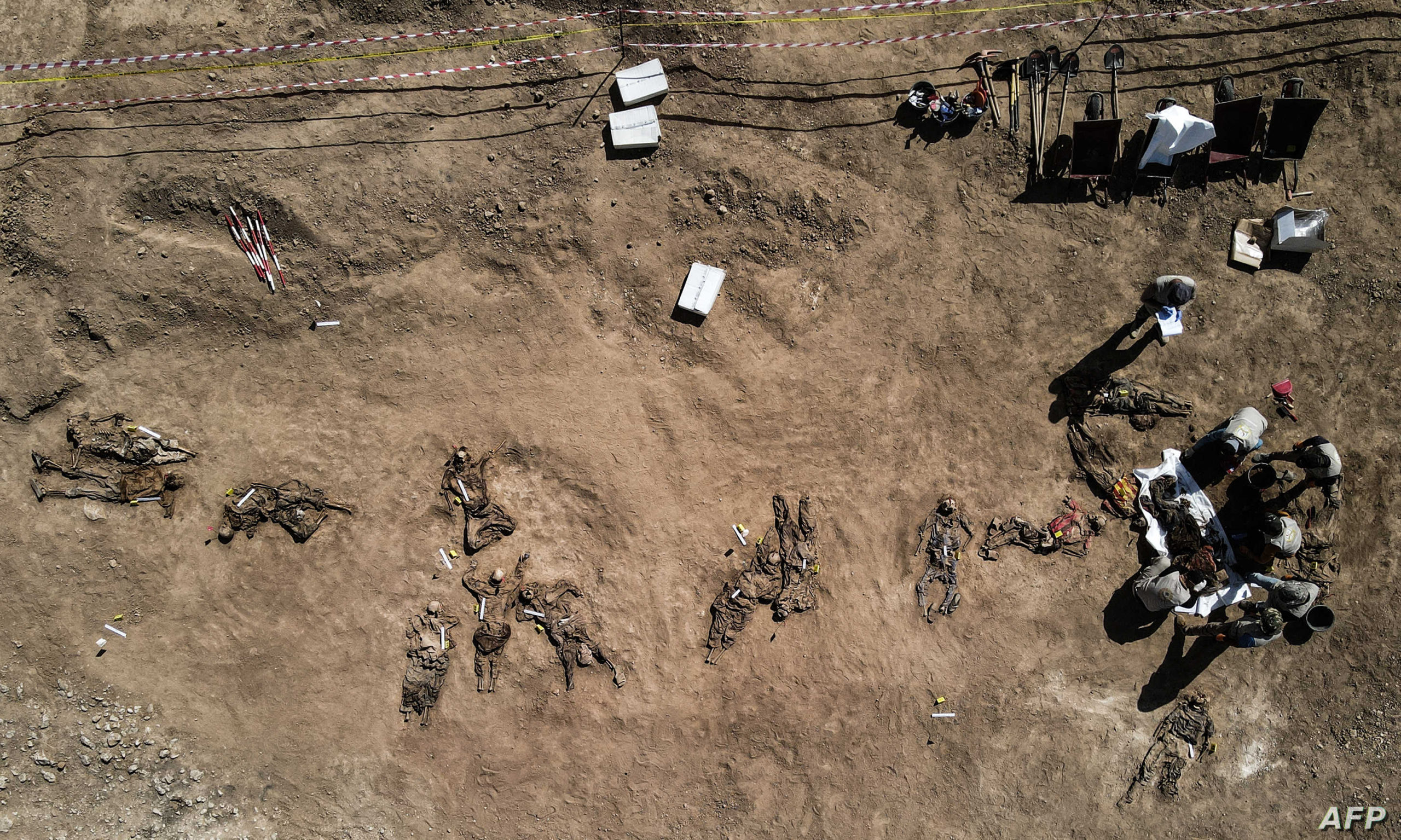 فتح مقبرة جماعية لتحديد هويات ضحايا مجزرة بادوش