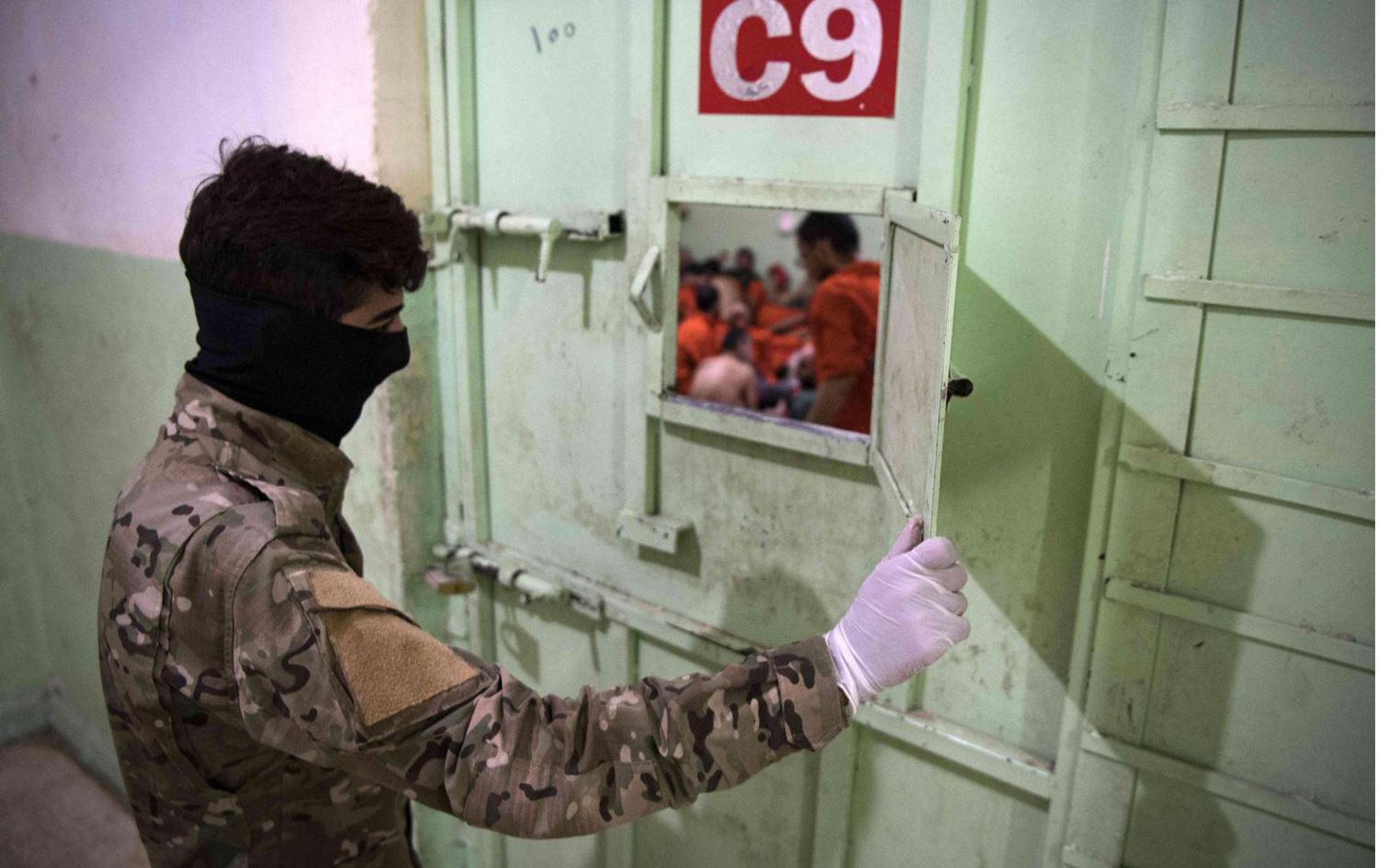 العراق يعلن تطعيم جميع النزلاء ويعيد فتح الزيارات للسجناء