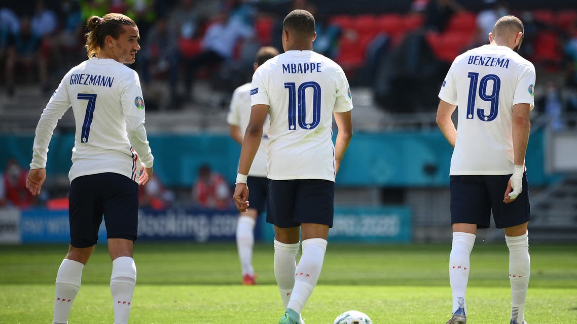 هتافات عنصرية وإساءات تلاحق بنزيمة ومبابي في بودابست