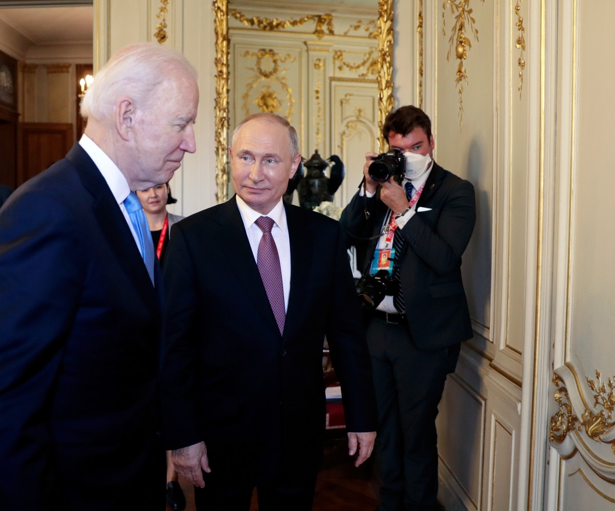 “بلومبرغ”: “نصر” بايدن وبوتين في قمة جنيف لا يبدّد خلافاتهما