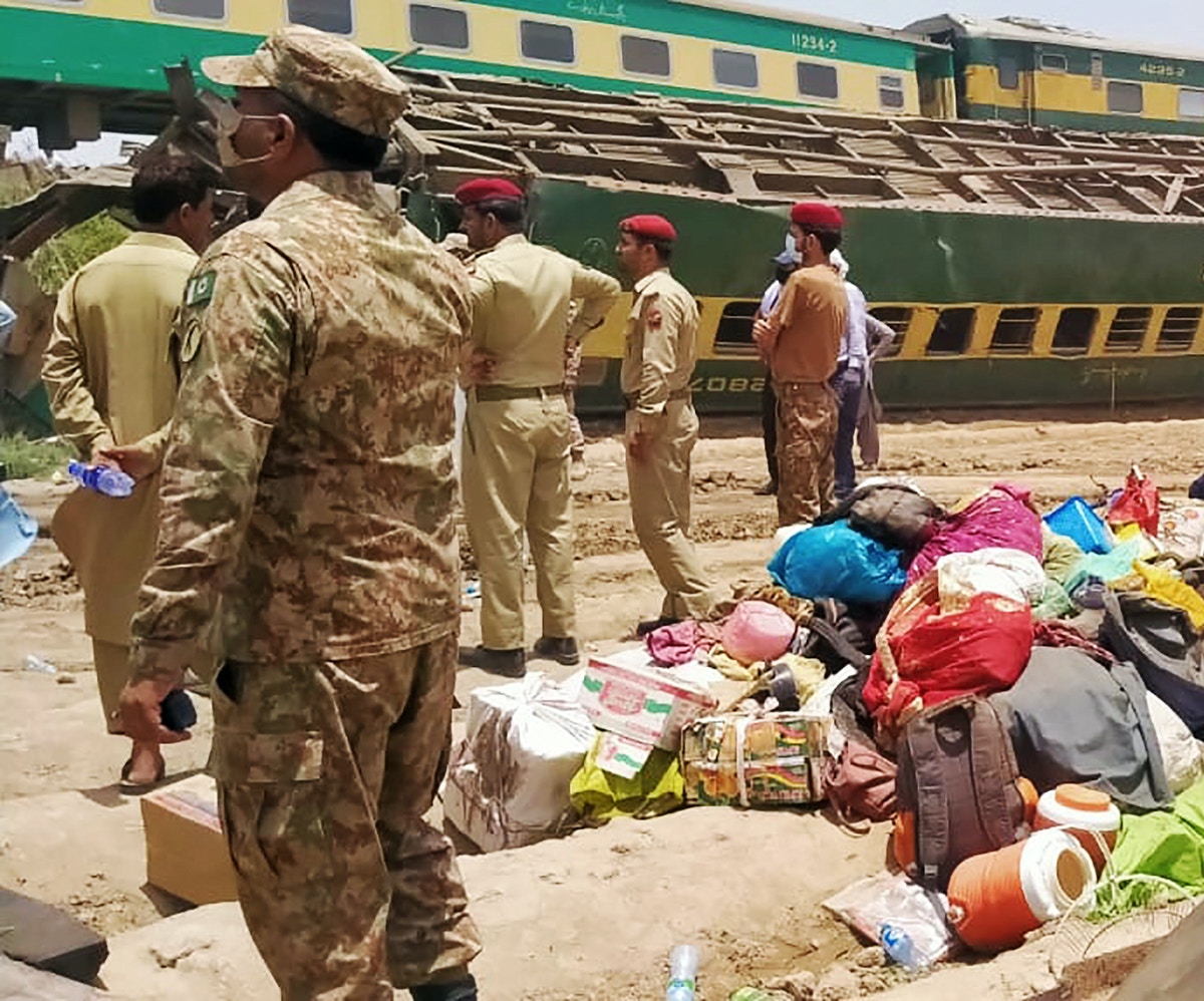 أكثر من 30 ضحية جراء تصادم قطارين بباكستان