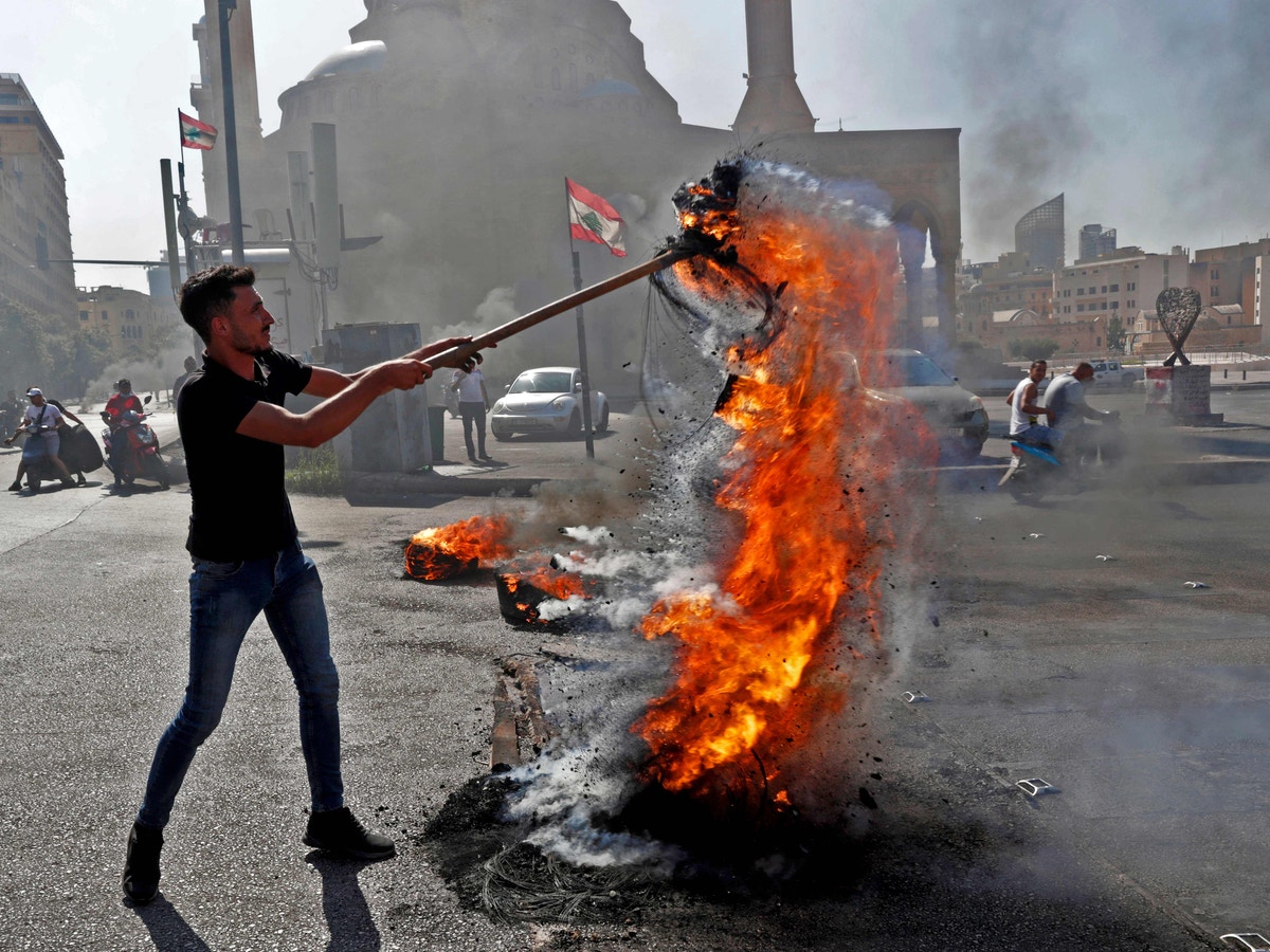 لبنان.. تظاهرات تطاول بيوت نواب ومحاولات لاقتحام فروع البنك المركزي