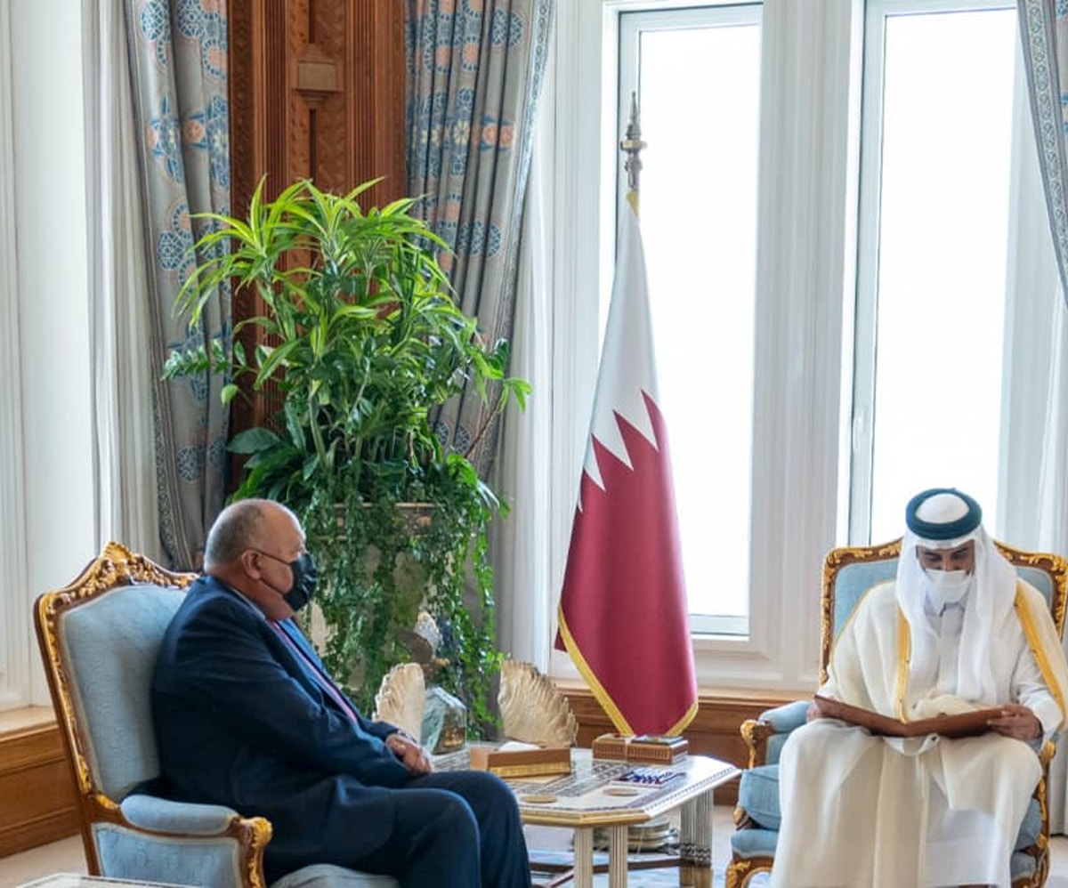 السيسي يدعو أمير قطر لزيارة القاهرة وتسوية “المسائل العالقة”