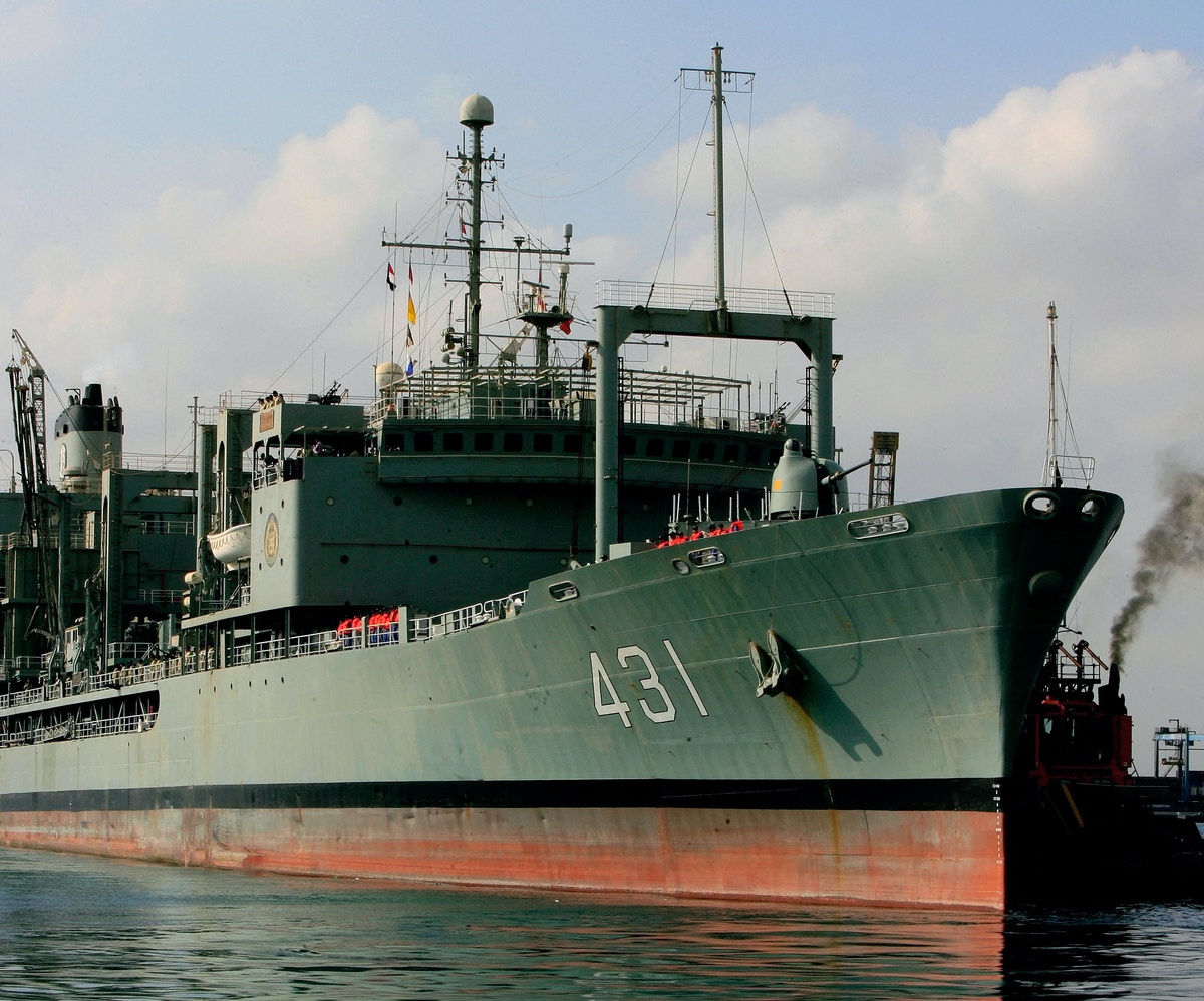 غرق سفينة حربية إيرانية في الخليج بعد اندلاع حريق